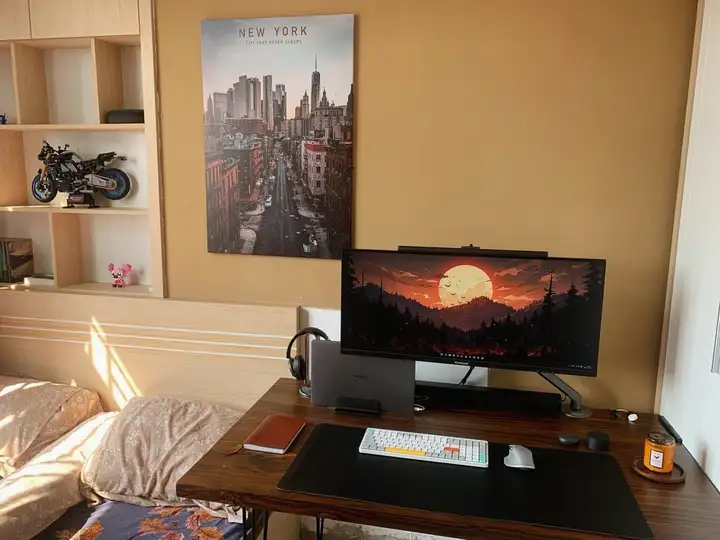 Комплектующие для рабочего места: монитор ViewSonic VA3456, стол, подставка, держатель
