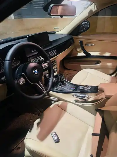 БМВ 320i (E90) 2010 красный