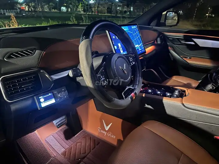 VinFast VF8 Plus 2025 белый 31000 км
