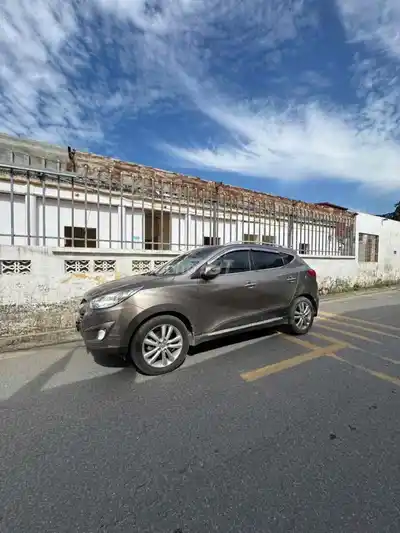 Hyundai Tucson 2012 полный привод бензин автомат коричневый