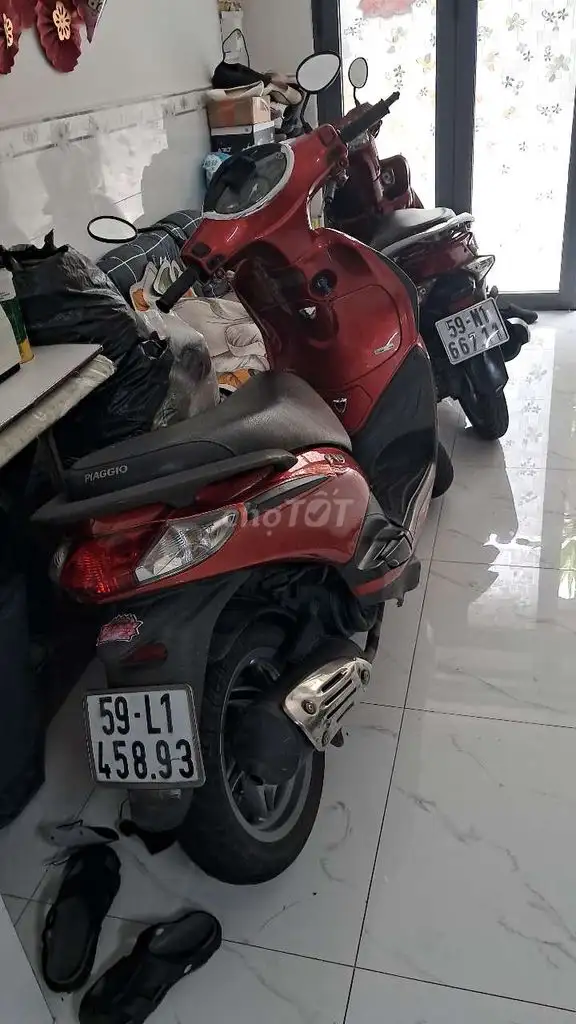 Piaggio Vespa красная
