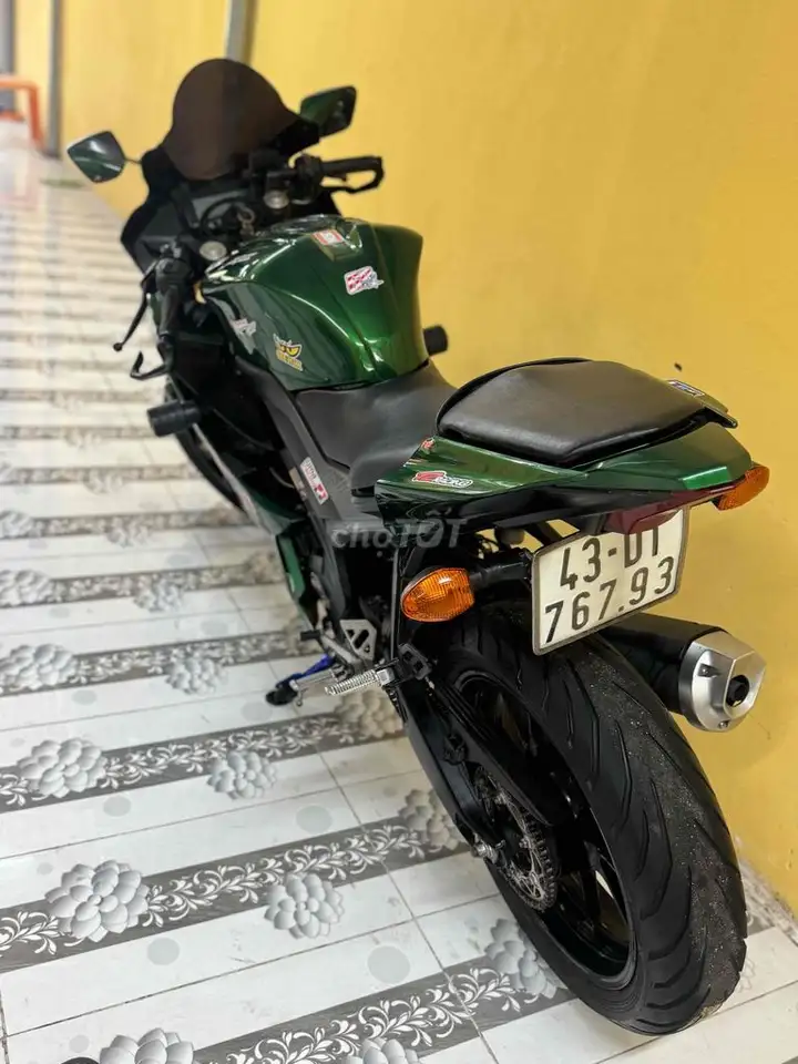 Yamaha R15 зелёная, механическая коробка передач