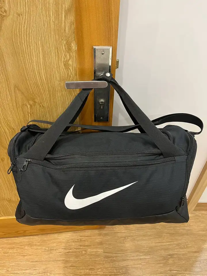 1) сумка Nike 37л, в отличном состоянии, использовалась только для пер