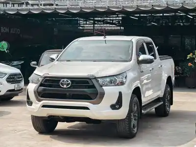 Toyota Hilux 2021 белый, автомат