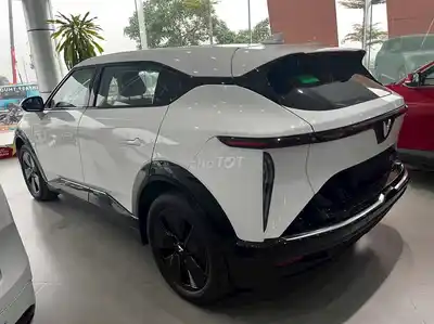 Выдача автомобиля VinFast VF7 по цене от 630 миллионов