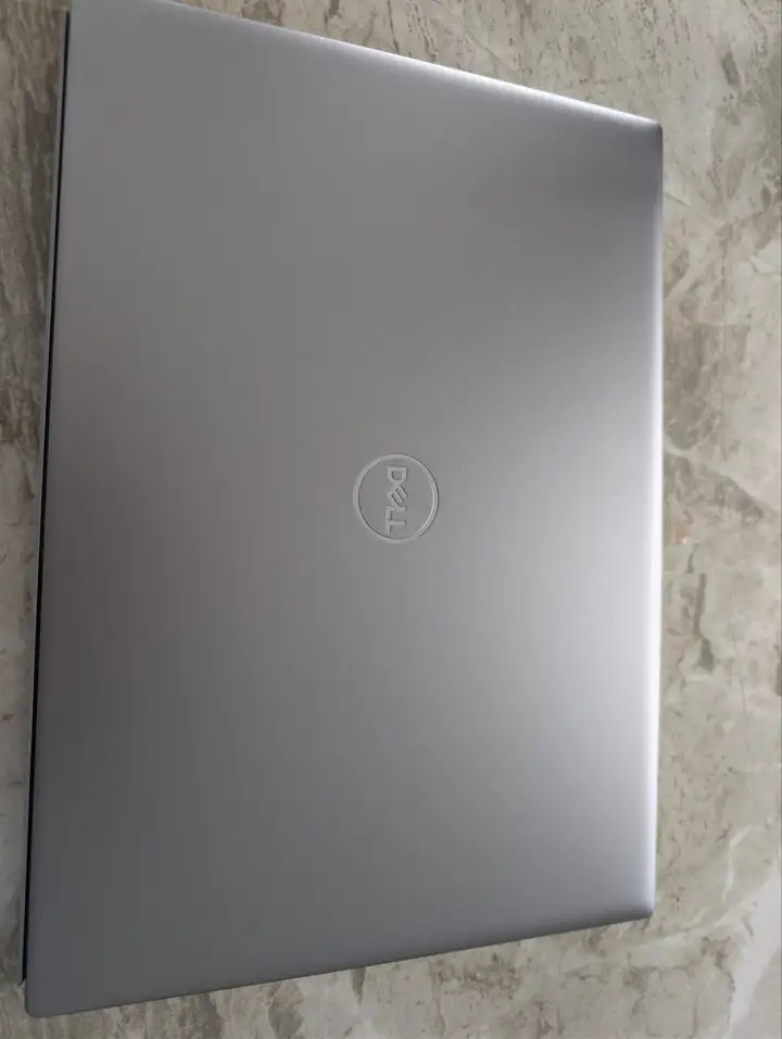 Dell Vostro 5620 16'