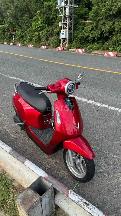 Электрический скутер VinFast Evo Lite красный