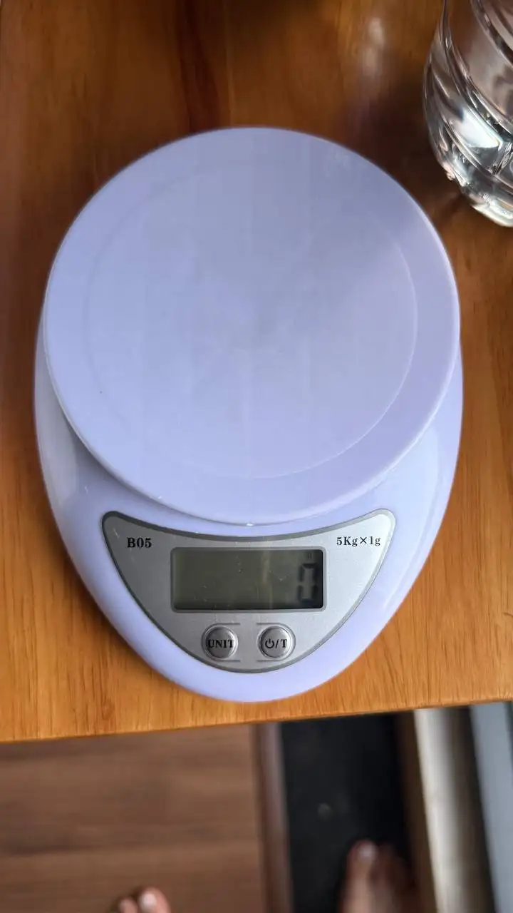 Весы кухонные, шлепки, сумка, товары для окрашивания
