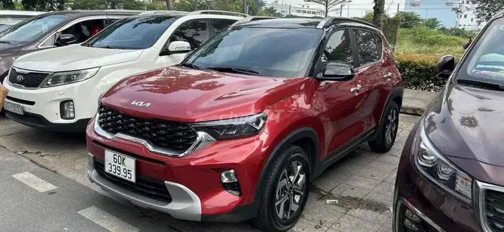 Kia Sonet Luxury 2023, красный, 50 000 км