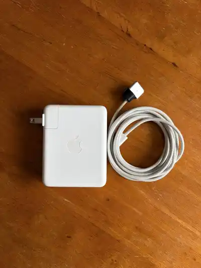Оригинальный блок и кабель для зарядки MacBook Pro