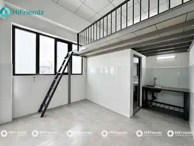 Светлая комната с мансардным окном на большой улице Дуонг Куанг Хам
