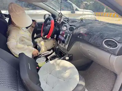 Хэтчбек Ford Focus песочно-золотистый