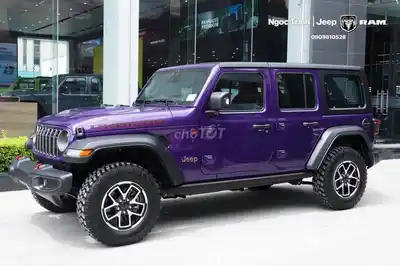 Фиолетовый внедорожник Jeep Wrangler Rubicon