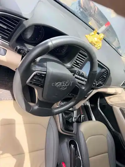 Hyundai Elantra автомат, серебристый, 5 мест