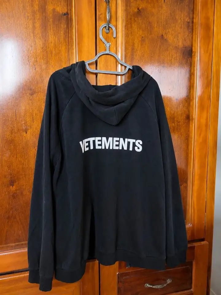 Худи Vetements и джинсы Dickies
