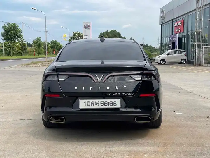 VinFast Lux A 2021 черный 5 мест