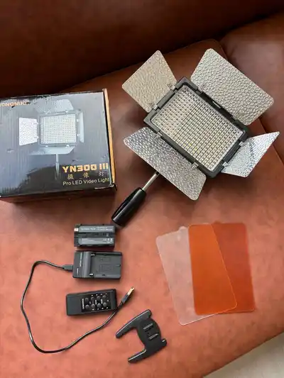 LED-свет Yongnuo YN300 III + стойка