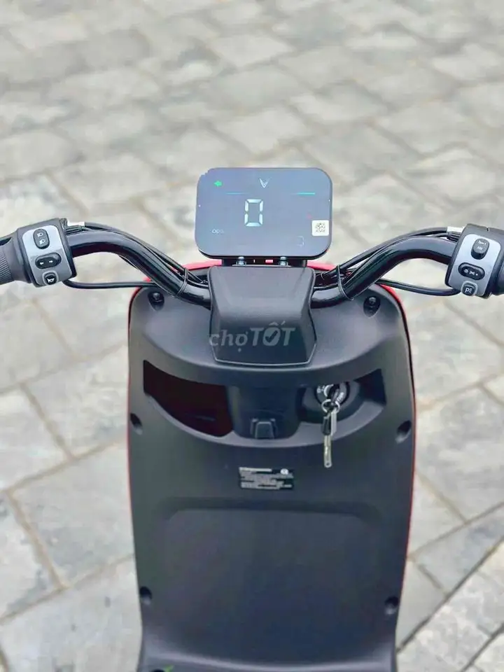 Новый электроскутер VinFast Zgoo красный