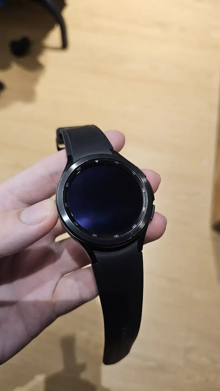 Samsung Galaxy Watch 4 Classic, шлем Honda, держатель для Joy-Con, шоколадки Dove, металлоискатель