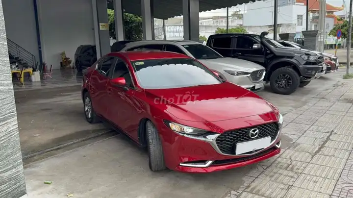 Mazda 3 Luxury 2022 Красная 28 000 км состояние нового