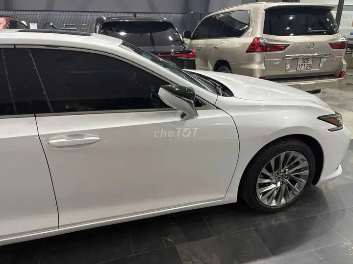 Lexus ES 300h 2024 белый, 6000 км