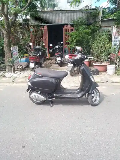 Черный скутер Piaggio Vespa LX