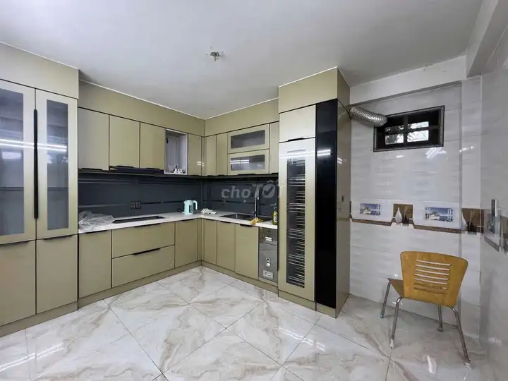 Дом в переулке 6м на ул. Тан Кы Тан Куй, 4х18м, 2 этажа, 5 спален