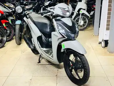 Мотосалон Тхинь Phat - Honda Vision серого цвета с ханойскими номерами