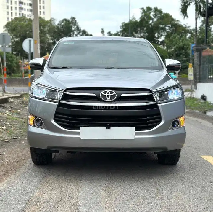 Toyota Innova E 2018, серебристый, 7 мест, 90 000 км