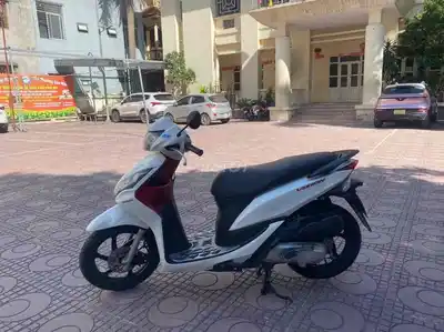 Honda Vision бело-красный скутер