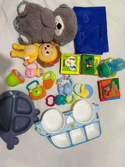 Игрушки: погремушки, мягкие игрушки, тарелки, конструктор