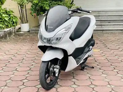 Основной продукт двигателя Honda PCX 125 2017 года белого цвета..
