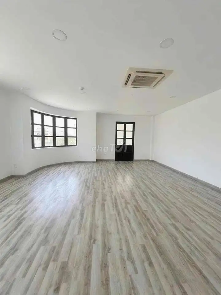 Угловой таунхаус на главной улице в районе Cityland Park Hill, Ward 10