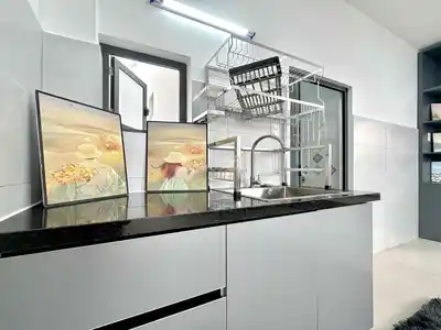 Комната с балконом и мебелью недалеко от Экономического университета