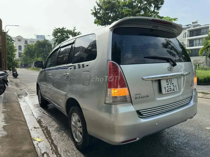 Toyota Innova V 2011 Серебристый 118 000 км