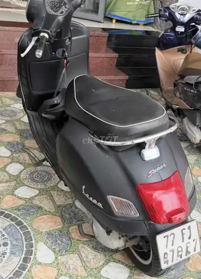 Черный скутер Piaggio Vespa GTS