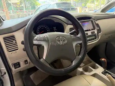 Автомобильная серебристая Тойота Иннова 2.0V 2016