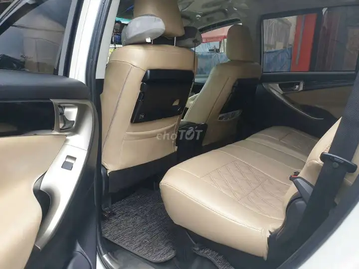 Toyota Innova Venturer Белый 8 мест Автомат
