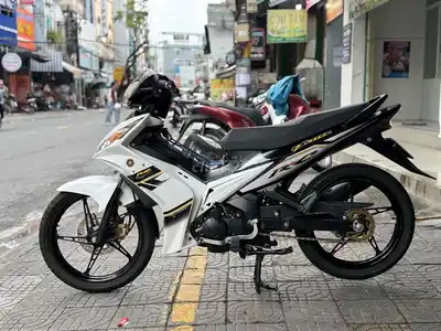 Yamaha Exciter с ручным сцеплением, бело-черный