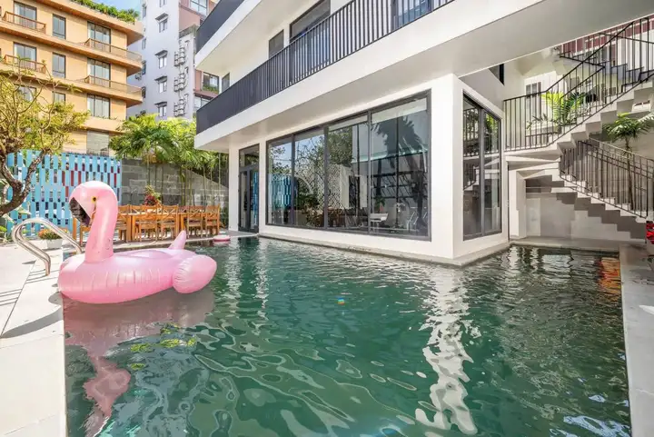 Вилла 3 этажа, 9 спален, 300 м²