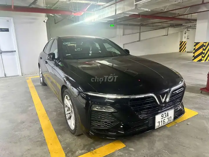 VinFast Lux A2.0 2022 черный 95000 км