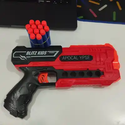 Игрушечный пистолет, клавиатура, книга, гитара, лего