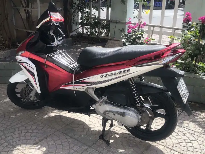 Honda Air Blade красно-бело-чёрный, госномер 22266