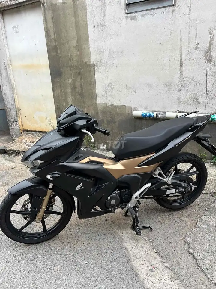 Honda Winner V3 Черно-золотой Michelin RCB