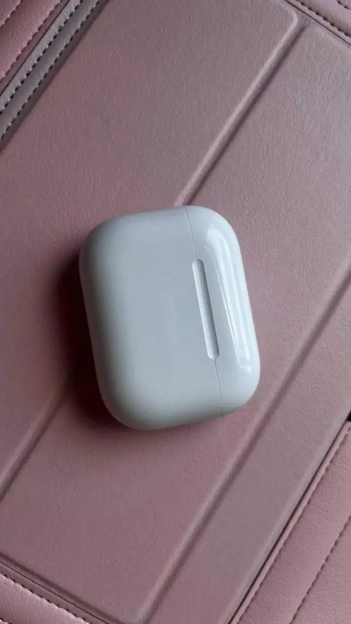 AirPods Pro 3 — кейс + левый наушник