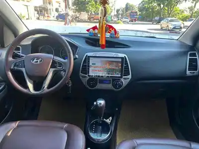 Хэтчбек Hyundai i20, серебристый, автомат