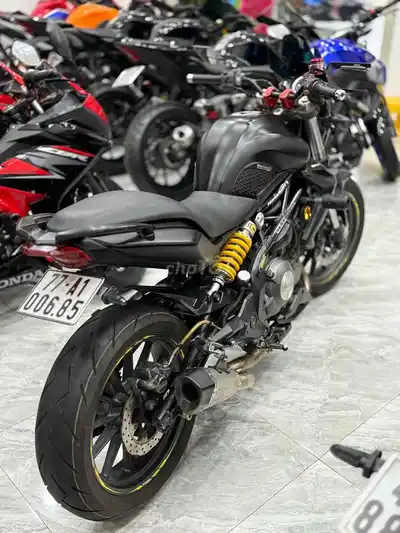 Benelli 302 чёрный 2 цилиндра