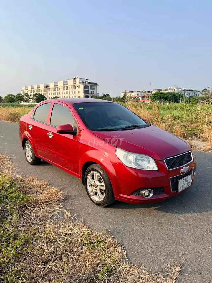 Chevrolet Aveo седан красный