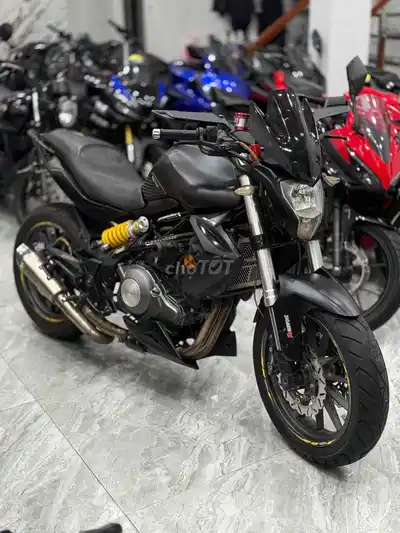 Benelli 302 чёрный 2 цилиндра