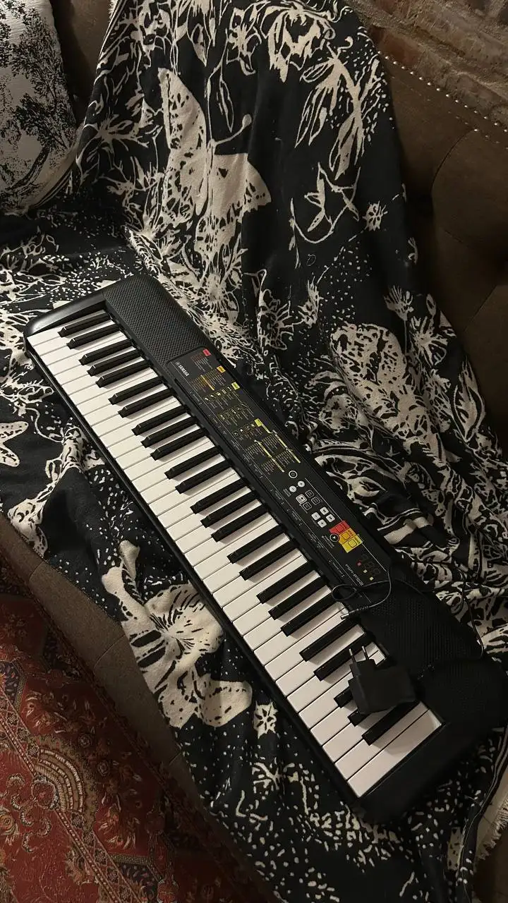 Синтезатор Yamaha PSR-F52, утюг, гладильная доска, йогуртница и другие вещи